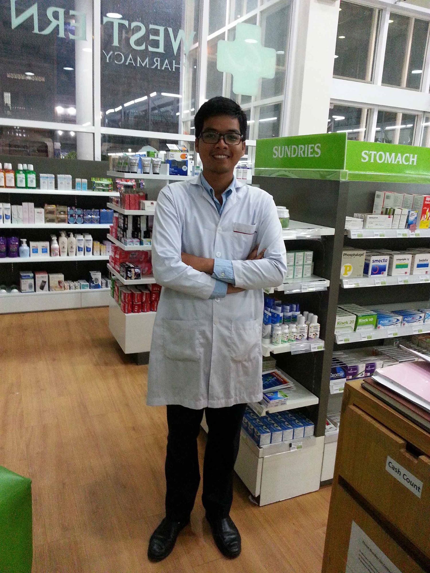 Sinet, ancien filleul de notre association, est aujourd'hui pharmacien.