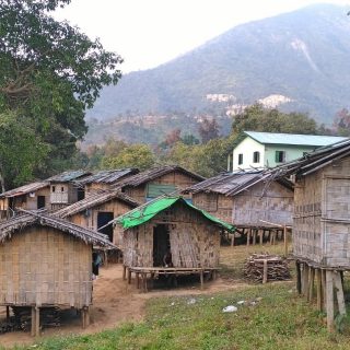 Devant l’école, beaucoup de petites cases en bambous logent les enfants venant de villages éloignés