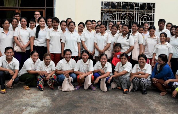 equipe complete tisserandes de soieires au Cambodge