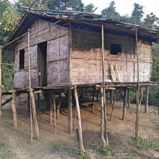 Une maison en bambou d'élèves du foyer