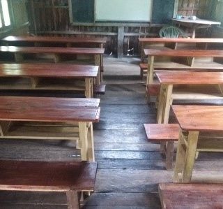 Tables et bancs à l'intérieur de la salle de classe