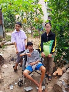 Phuong Anh avec son père et son frère handicapé