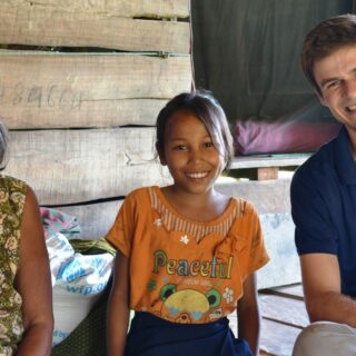 Bruno Vautherin, volontaire Bambou au Cambodge en 2014, avec sa filleule