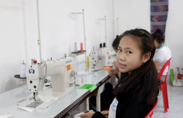 Une étudiante au Laos lors de sa formation de couture
