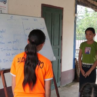Cours d'anglais pour les élèves de de Khouthineung et de Thinsom au Laos
