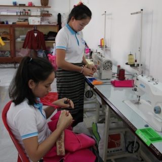 Une formation professionnelle pour les jeunes filles du Laos