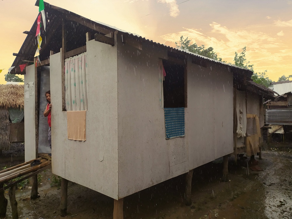 Reconstruction d'une maison par Enfants du Mékong