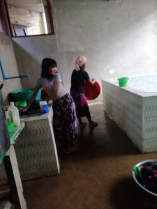 Construction d'une salle de bain pour les filles du foyer de Lashio