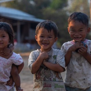 Enfants dans un village Karen