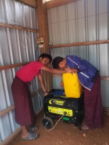 Un générateur et des meubles pour les élèves de Madu