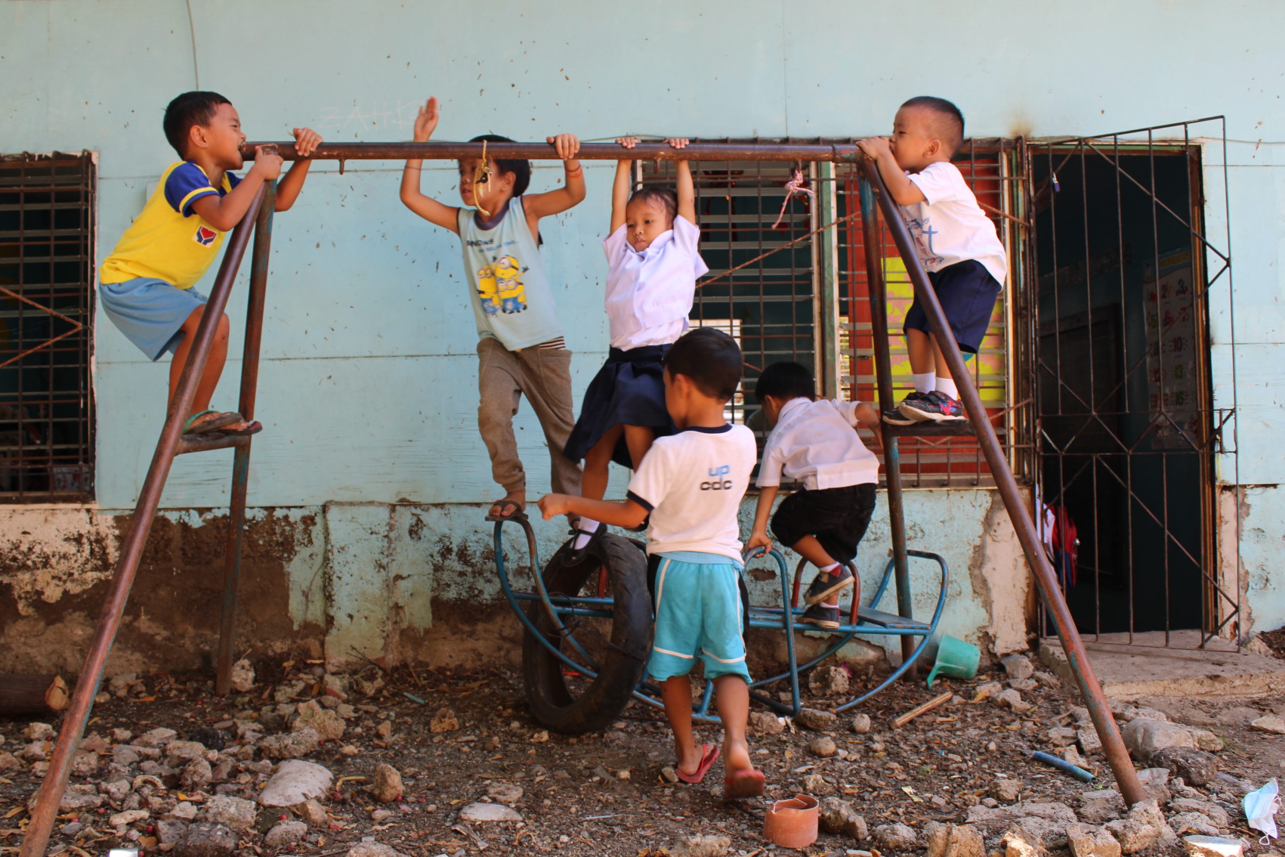 Enfants jouant dans le bidonville d'Alaska à Cebu City, Philippines