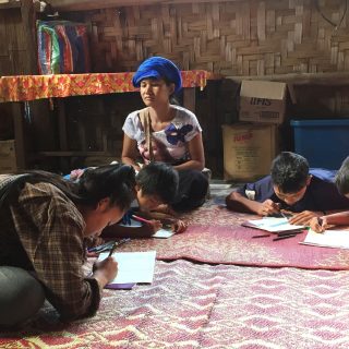 . Des filleuls écrivent des lettres à leurs parrains dans le camps karen de Mae Ra Moe