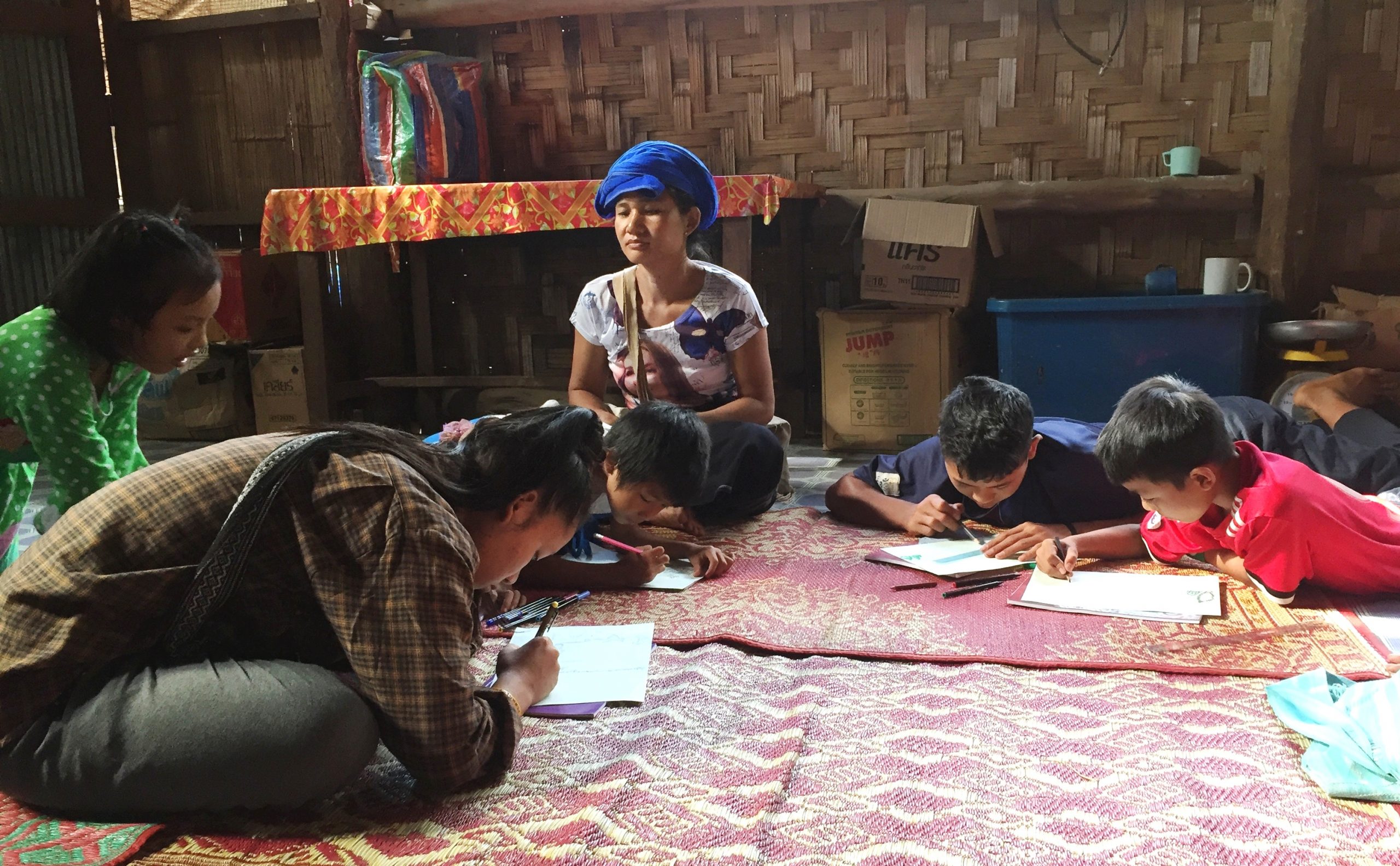 . Des filleuls écrivent des lettres à leurs parrains dans le camps karen de Mae Ra Moe