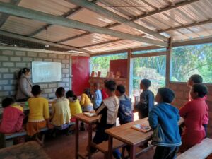 Classes informelles pour les écoliers et collégiens de Tachileik