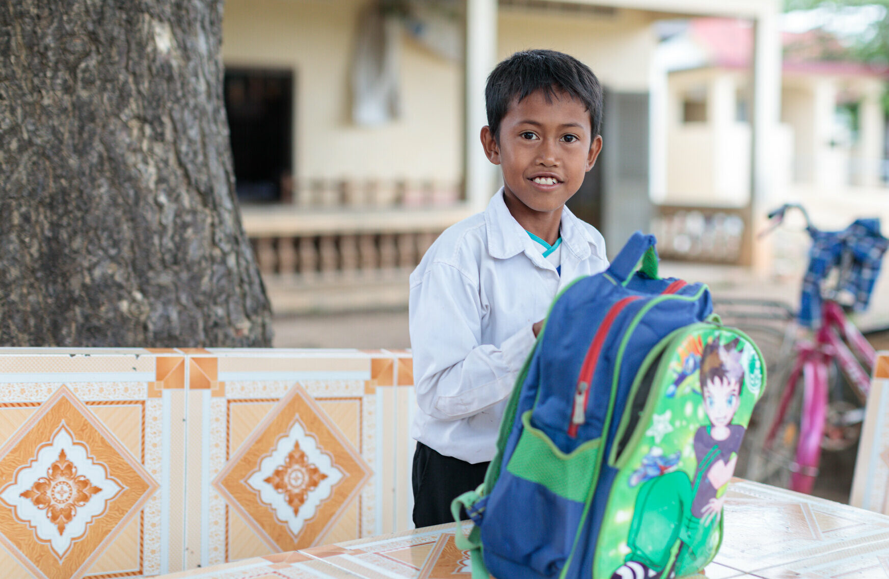 Un petit garçon cambodgien à l'école