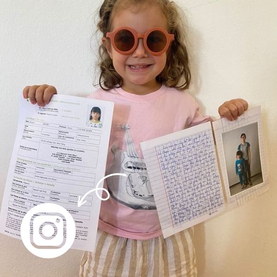 Une petite fille avec le portrait de sa filleule au Vietnam