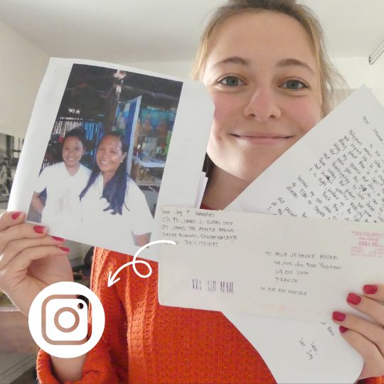 Une étudiante en France avec le portrait de la filleule qu'elle parraine aux Philippines : le cadeau de Noël de sa grand-mère