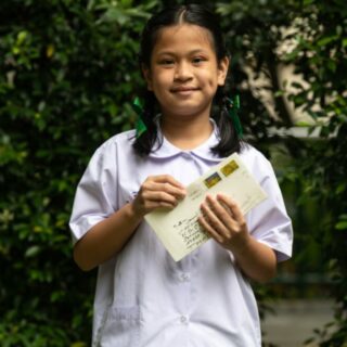 Une filleule en Thaïlande reçoit une lettre de sa marraine pour Noël