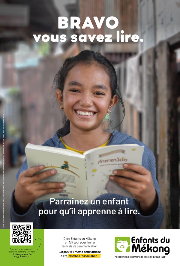 Sonita, jeune filleule d'Enfants du Mékong, est fière de montrer qu'elle sait lire.