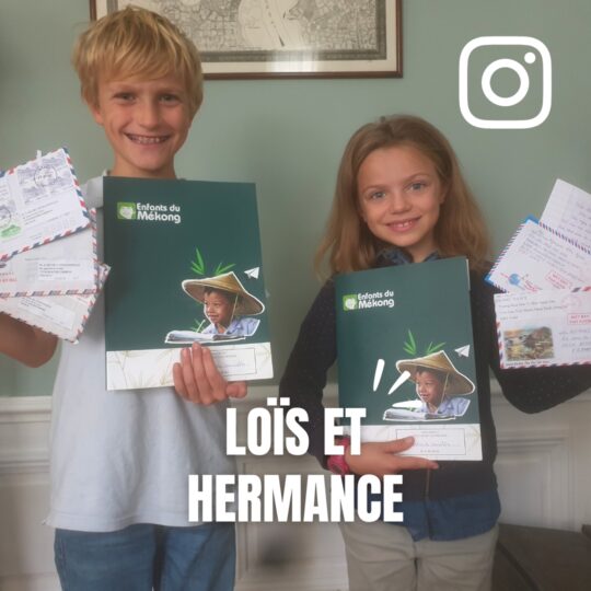 Hermance et Loïs avec les lettres de leurs filleuls. Ils ont reçu un parrainage à Noël dernier !