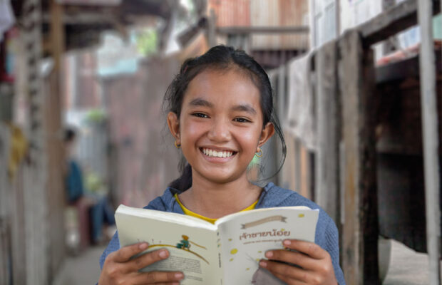 Sonita apprend à lire au Cambodge.