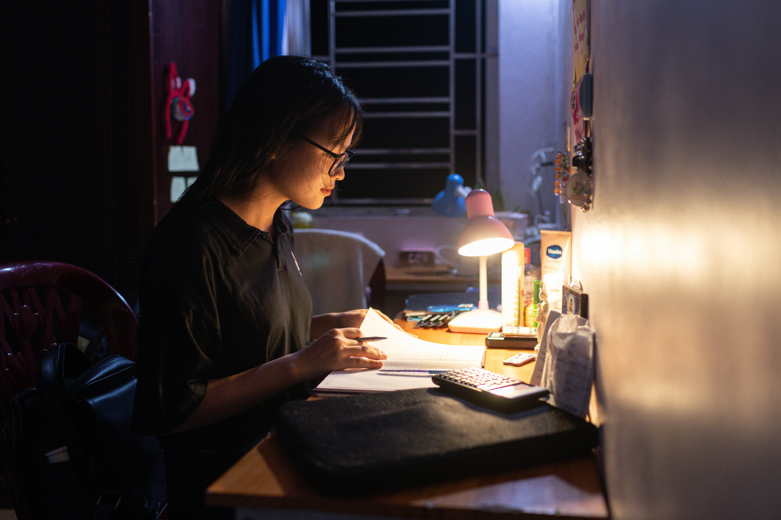 Une jeune étudiante en médecine révise ses examens dans une chambre qu'elle partage avec trois autres camarades.