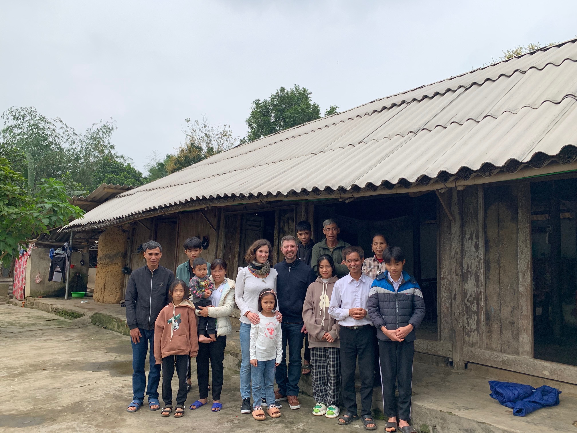 Marie-Astrid et la famille de Mai Huong au Vietnam