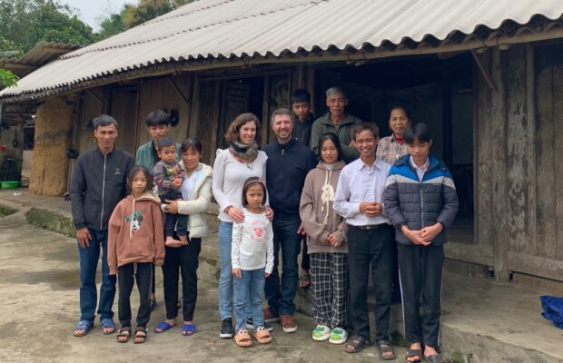 Au Vietnam, Marie Astrid et Mickael rencontrent leurs filleuls