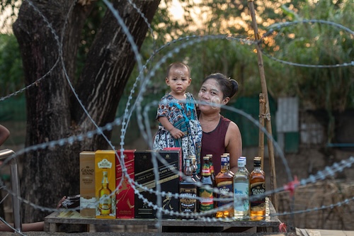 Une mère et son enfant à la frontière