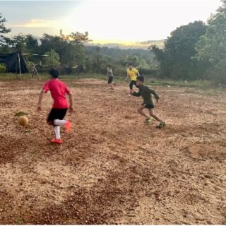 Les jeunes jouent au foot